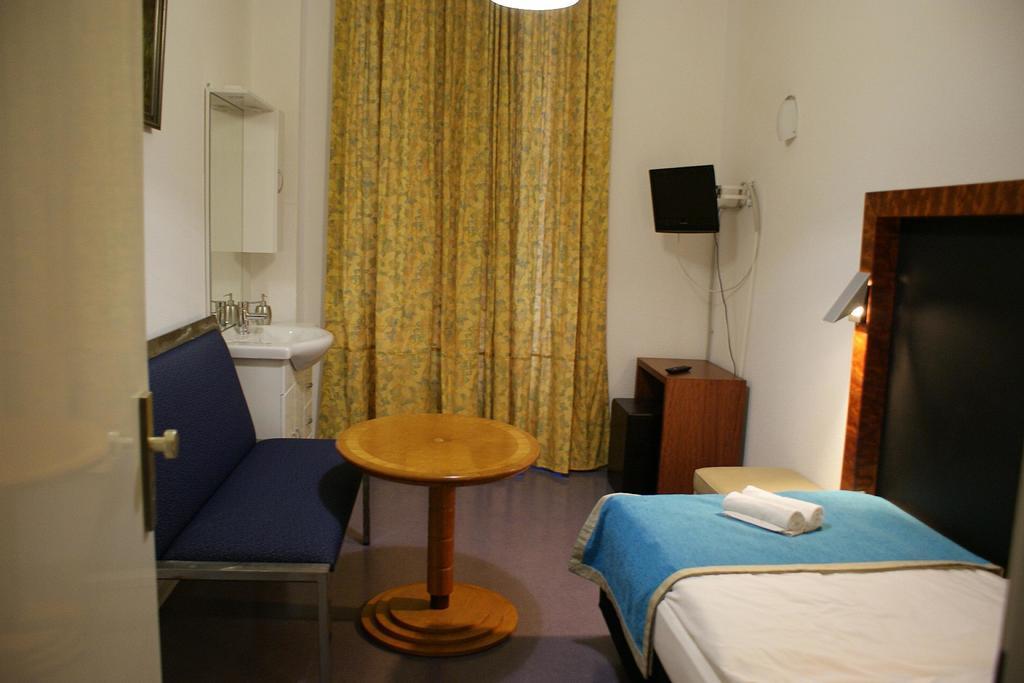 Hotel Garni Aaberna Berlin Bagian luar foto